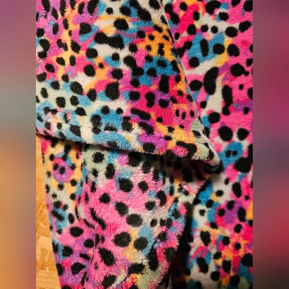 Cozy Animal Print Fleece Blanket - Perfect for Cold Nights!